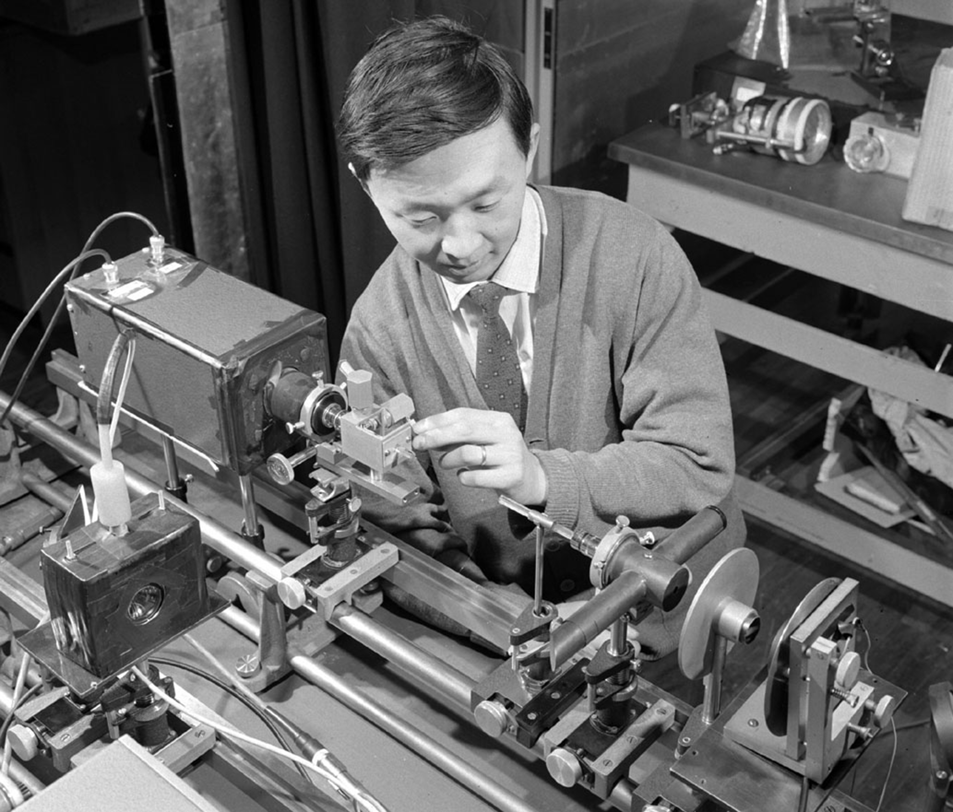 Kao Charles F1 young; full face; scientist Charles Kao doing an early experiment on optical fibre at the Standard Telecommunications Laboratory at Harlow, United Kingdom.  1960s. Credit: Standard Telecommunications Laboratories, courtesy Emilio Segre Visual Archives