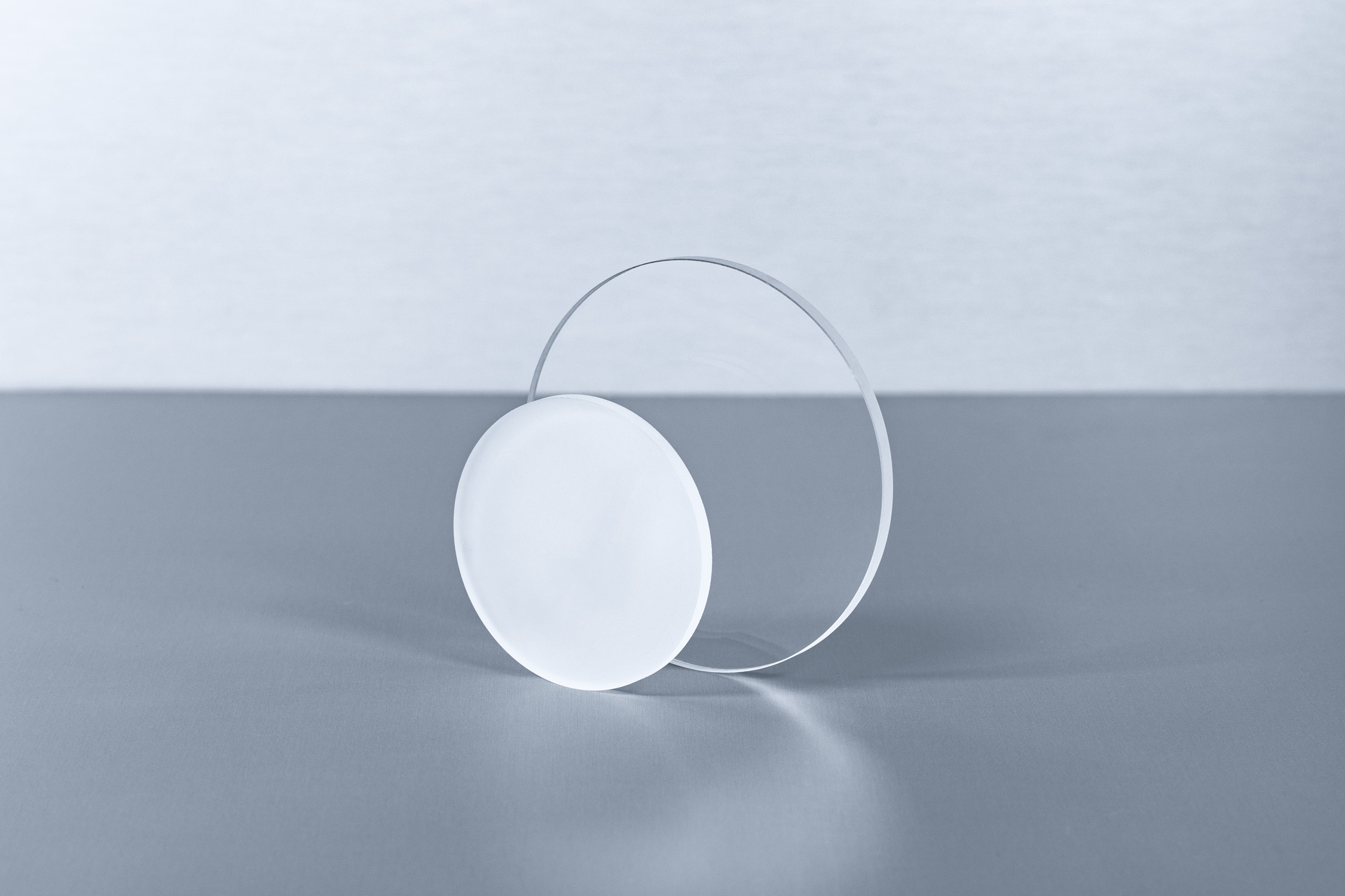 Ein Foto von zwei Scheiben aus geschmolzenem Quarzglas