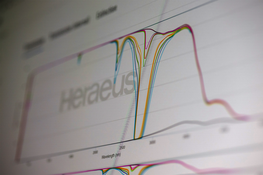 显示 Heraeus Covantics 传输计算器屏幕的照片