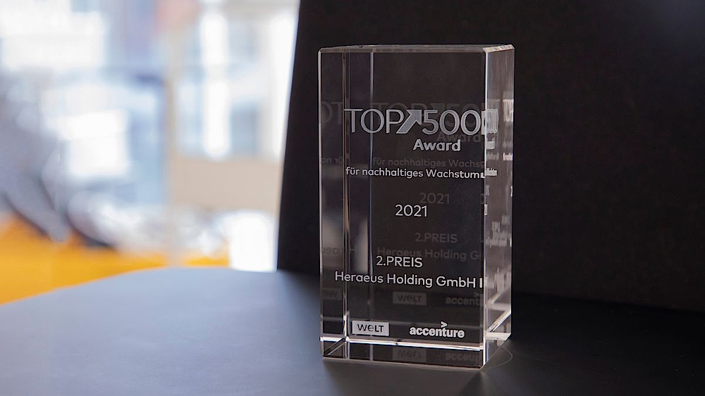 heraeus-top500-award-2021 Trophy for the “Top-500 award” made of glass on a table